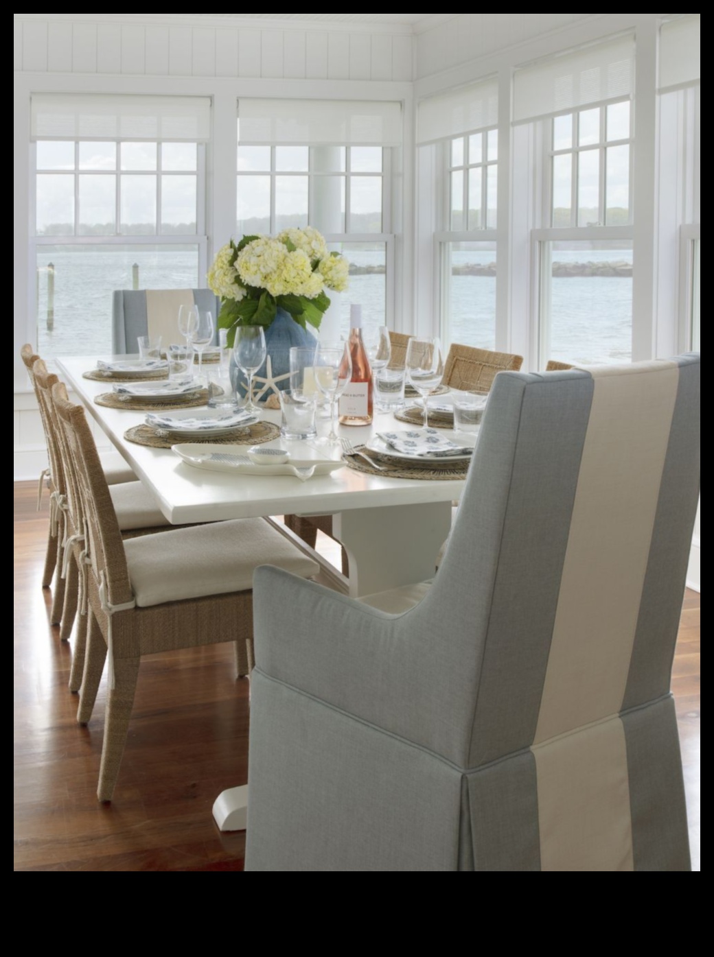 Kādi ir daži efektīvi padomi, kā izrotāt āra ēdamzonu ar piekrastes noskaņu?