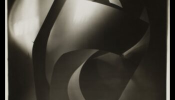 Teksturētas abstrakcijas: māksliniecisku virsmu izpēte uz papīra